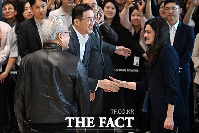 구광모 LG그룹 회장이 젠슨 황 엔비디아 CEO의 장녀 매디슨 황 엔비디아 옴니버스·로보틱스 제품 마케팅 수석이사와 악수하고 있다. /서예원 기자