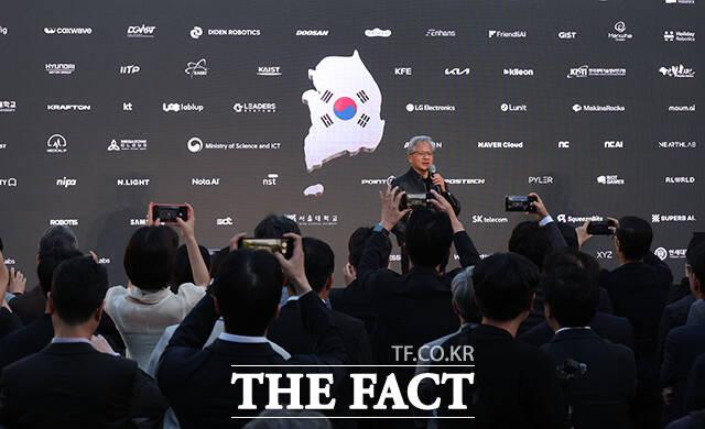 젠슨 황 엔비디아 최고경영자(CEO)가 8일 오후 서울 중구 신라호텔에서 열린 '코리아 AI 에코시스템 리셉션'에 참석해 연설을 하고 있다. /김성렬 기자