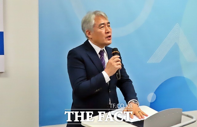 신성권 제5대 세종시교육감직인수위원회 위원장이 8일 세종시 보람동 인수위 사무실에서 현판 제막식을 갖고 인사하고 있다. /김형중 기자