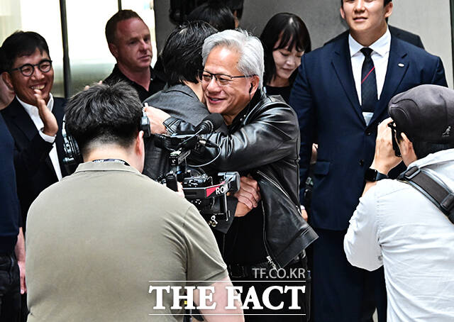 젠슨 황 엔비디아 최고경영자(CEO)가 8일 오후 경기도 성남시 정자동 네이버 1784 사옥을 방문해 이해진 네이버 의장과 함께 완성한 웹툰 앞에서 기념사진 촬영을 하고 있다. /성남=배정한 기자