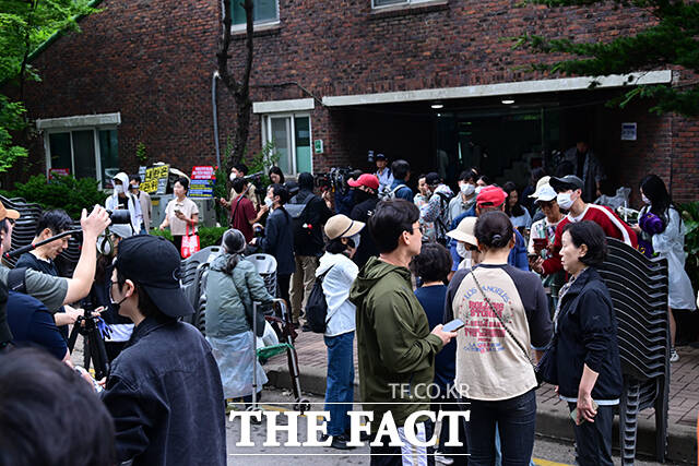 경찰이 6·3 지방선거 과정에서 불거진 투표용지 부족 사태 집회 현장에 배치된 경찰관을 두고 온라인상에서 제기된 '외국경찰', '가짜경찰' 의혹은 사실이 아니라고 반박했다. 사진은 지난 5일 경찰이 잠실7동 제2투표소에 대한 투표함 강제 이송 직후 분주한 모습을 보인 잠실7동 제2투표소 모습/남윤호 기자