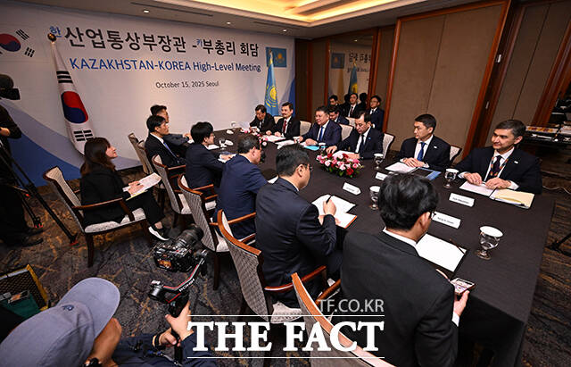 김정관 산업통상부 장관은 8일(현지시간) 카자흐 아스타나에서 예르사인 나가스파예프(Yersaiyn Nagaspayev) 산업건설부 장관과 제11차 한-카자흐스탄 무역·경제 및 과학·기술 협력 공동위원회를 열었다. 사진은 지난해 10월 15일 롯데호텔 서울에서 열린 '한국 산업통상부장관-카자흐스탄 부총리 회담' 모습. /더팩트 DB