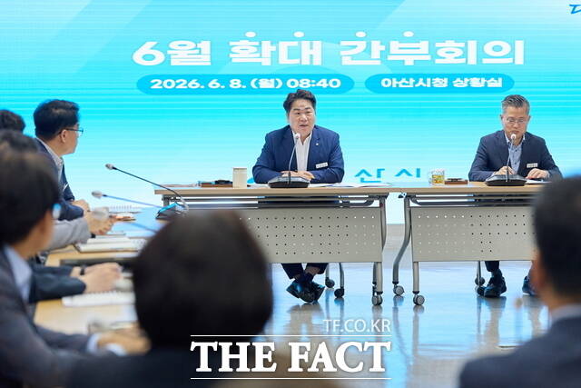 오세현 아산시장이 8일 열린 확대간부회의에서 민선9기 시정 방향을 설명하며 비전을 공유하고 있다. /아산시