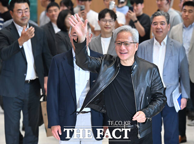 젠슨 황 엔비디아 최고경영자(CEO)와 정의선 현대차그룹 회장(왼쪽)이 8일 서울 서초구 양재동 현대차그룹 사옥에서 협력 방안을 논의한 뒤 브리핑하고 있다.