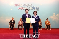 '의왕 최초 4선' 당선증 받은 김성제 시장 