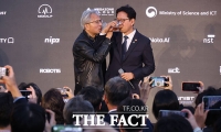  '러브샷' 하는 젠슨 황과 배경훈 부총리 [포토]