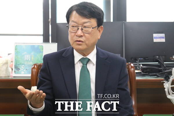 오석진 대전시교육감 당선인이 8일 대전동부교육지원청 내에 마련된 당선인 사무실에서 <더팩트>와 인터뷰를 진행하고 있는 모습. /정예준 기자
