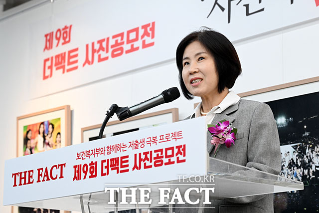 보건복지부와 더팩트가 함께하는 제9회 더팩트 사진 공모전 <사진이 '더' 팩트다> 시상식이 9일 오후 서울 마포구 레드로드 예술실험센터에서 열린 가운데 김미애 국민의힘 의원이 축사를 하고 있다. /남윤호 기자