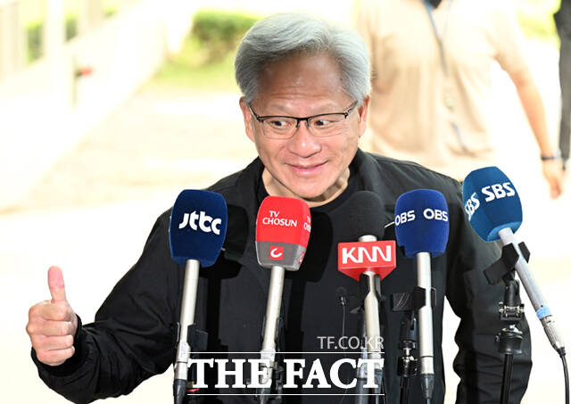 젠슨 황 엔비디아 최고경영자(CEO)가 9일 서울 강서구 서울김포비즈니스항공센터에서 출국하며 취재진을 향해 인사하고 있다. /이새롬 기자