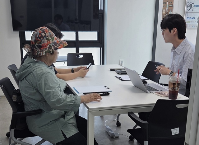 관악구가 세금 문제로 어려움을 겪는 주민들을 위해 마을세무사가 직접 현장을 찾아가는 무료 세무상담 서비스를 운영한다. /관악구