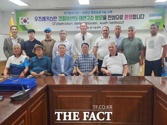 우즈베키스탄 코피아센터와 벼 연구소 관계자들이 9일 부여군농업기술센터와 주요 벼 재배 현장을 방문해 선진 농업기술을 견학하고 있다. /부여군