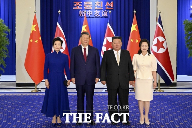북한은 9일 김정은 국무위원장과 시진핑 중국 국가주석이 정상회담을 통해 북중 관계 발전의 새로운 장을 열어나가기로 합의했다고 밝혔다. 사진은 왼쪽부터 펑리위안 여사, 시 주석, 김 위원장, 리설주 여사. /뉴시스. 신화통신