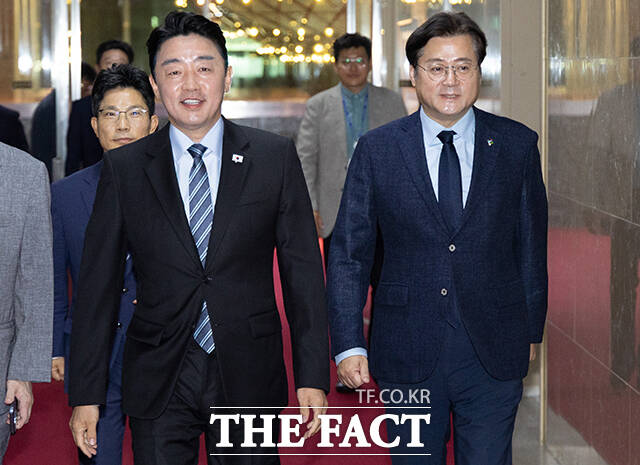 강훈식 대통령 비서실장이 9일 오전 서울 여의도 국회를 찾아 조정식 국회의장을 예방하며 인사말을 하고 있다. 왼쪽부터 정을호 정무비서관, 홍익표 정무수석, 강 비서실장, 조 의장.