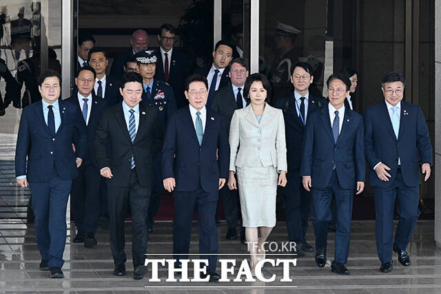 홍익표 정무수석과 강훈식 비서실장, 김민석 국무총리, 윤호중 행정안전부 장관 등 환송객과 공군 1호기 이동하는 이재명 대통령 부부.