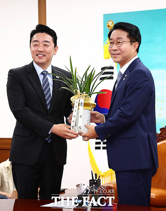 강훈식 대통령 비서실장이 9일 오전 서울 여의도 국회를 찾아 조정식 국회의장을 예방하며 인사말을 하고 있다. 왼쪽부터 정을호 정무비서관, 홍익표 정무수석, 강 비서실장, 조 의장.