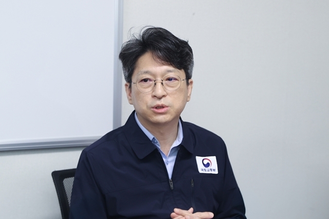 홍지선 국토교통부 제2차관이 9일 영동고속도로 용인휴게소를 찾아 고속도로 휴게소 입점매장 경영 여건을 직접 살피고 현장 애로사항을 청취했다. /국토교통부