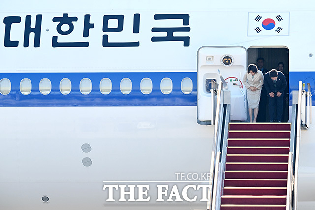 홍익표 정무수석과 강훈식 비서실장, 김민석 국무총리, 윤호중 행정안전부 장관 등 환송객과 공군 1호기 이동하는 이재명 대통령 부부.