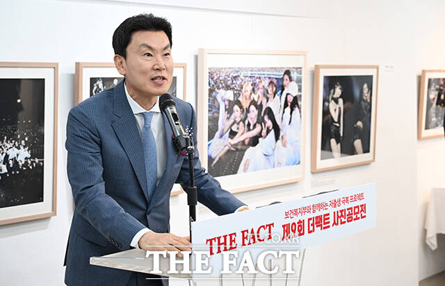 '일터로' 작품으로 대상을 수상한 정철재 씨(왼쪽)가 참석 내빈들에게 사진 설명을 하고 있다. 오른쪽부터 김성회 더불어민주당 의원, 이주영 개혁신당 의원, 김상규 더팩트 대표이사, 김기정 한국인터넷신문협회장. /남윤호 기자