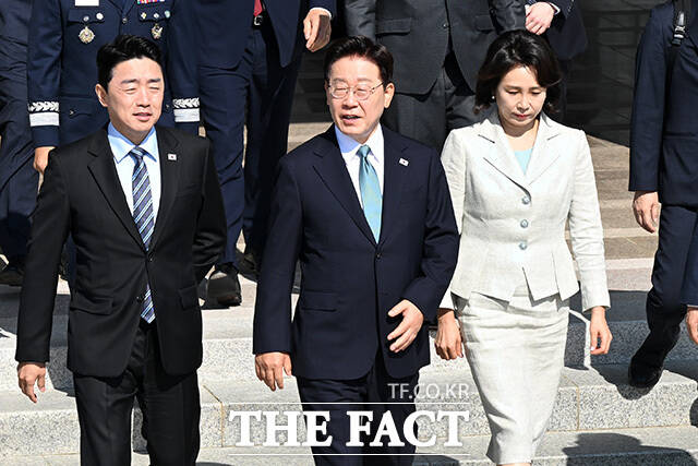 홍익표 정무수석과 강훈식 비서실장, 김민석 국무총리, 윤호중 행정안전부 장관 등 환송객과 공군 1호기 이동하는 이재명 대통령 부부.