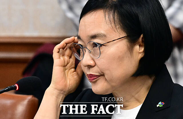 한성숙 국무총리 후보자가 9일 오전 서울 종로구 정부서울청사에서 열린 국무회의 겸 비상경제본부회의에 참석해 김민석 총리의 발언을 들으며 미소를 짓고 있다. /임영무 기자