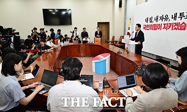 장동혁 국민의힘 대표가 9일 오전 서울 여의도 국회에서 열린 기자회견에 참석해 발언을 하고 있다. /국회=배정한 기자