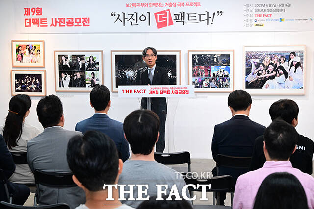 '일터로' 작품으로 대상을 수상한 정철재 씨(왼쪽)가 참석 내빈들에게 사진 설명을 하고 있다. 오른쪽부터 김성회 더불어민주당 의원, 이주영 개혁신당 의원, 김상규 더팩트 대표이사, 김기정 한국인터넷신문협회장. /남윤호 기자