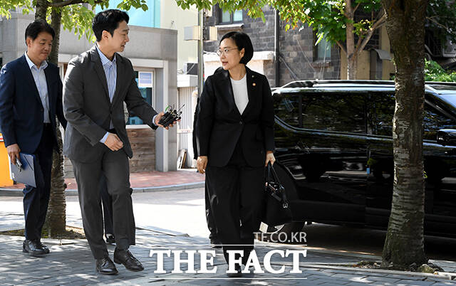 한성숙 국무총리 후보자가 9일 오전 서울 종로구 금융감독원 연수원에 마련된 인사청문회 준비 사무실로 출근하며 취재진의 질문에 답하고 있다. /박상민 기자