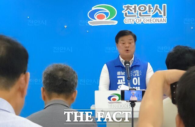 이병도 충남도교육감 당선인의 기자회견 모습. /이병도 당선인 캠프