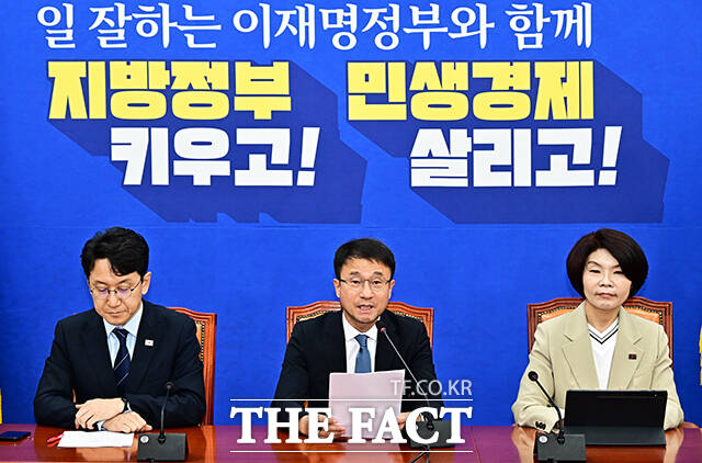 더불어민주당이 투표용지 부족 사태와 관련한 국정조사 추진과 선거관리 체계 개혁에 나서겠다고 밝혔다. 사진은 한병도 민주당 원내대표가 지난 4일 오전 서울 여의도 국회에서 열린 정책조정회의에 참석해 모두발언을 하고 있는 모습. /국회=배정한 기자
