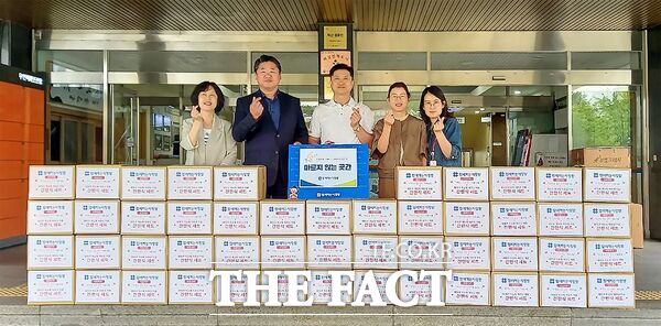 사단법인 함께하는 사랑밭 관계자들과 대덕구 관계자들이 8일 지역의 어려운 이웃들을 위한 간편식 세트 기탁식을 마친 후 기념 촬영을 하고 있다. /대전시 대덕구