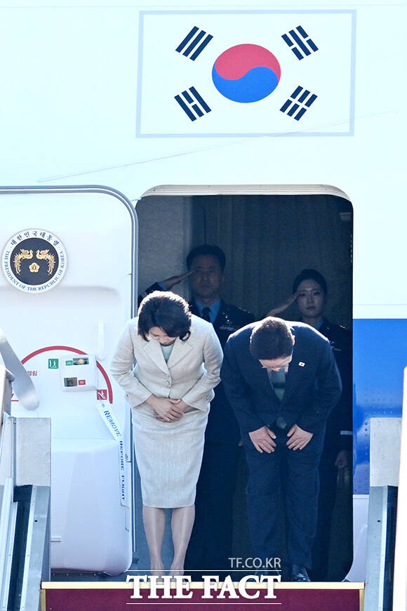 홍익표 정무수석과 강훈식 비서실장, 김민석 국무총리, 윤호중 행정안전부 장관 등 환송객과 공군 1호기 이동하는 이재명 대통령 부부.
