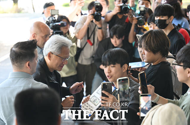 젠슨 황 엔비디아 최고경영자(CEO)가 9일 서울 강서구 서울김포비즈니스항공센터에서 출국하며 팬들에게 사인하고 있다. /김포공항=이새롬 기자