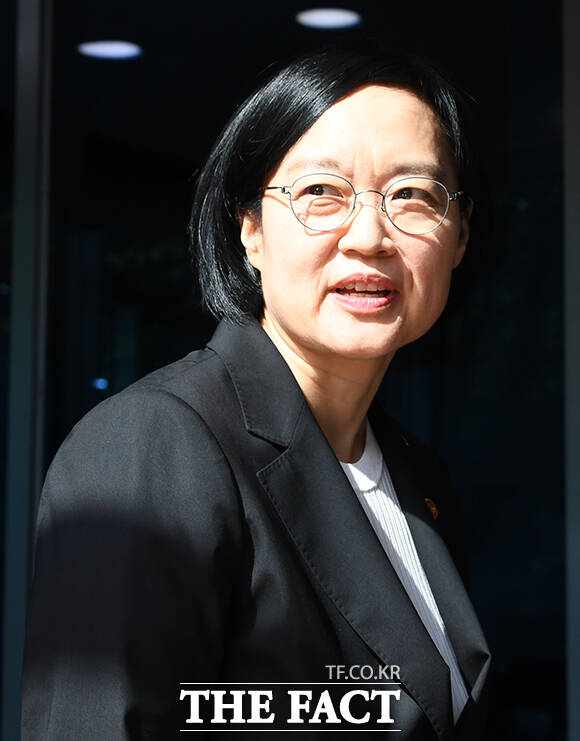 한성숙 국무총리 후보자가 9일 오전 서울 종로구 금융감독원 연수원에 마련된 인사청문회 준비 사무실로 출근하며 취재진의 질문에 답하고 있다. /박상민 기자