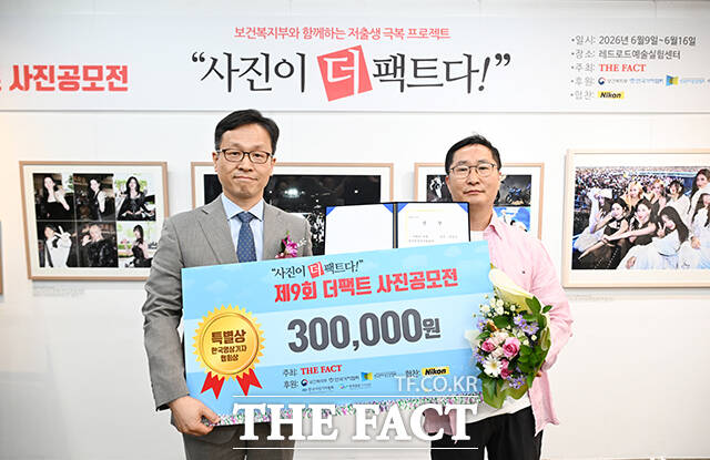 '일터로' 작품으로 대상을 수상한 정철재 씨(왼쪽)가 참석 내빈들에게 사진 설명을 하고 있다. 오른쪽부터 김성회 더불어민주당 의원, 이주영 개혁신당 의원, 김상규 더팩트 대표이사, 김기정 한국인터넷신문협회장. /남윤호 기자
