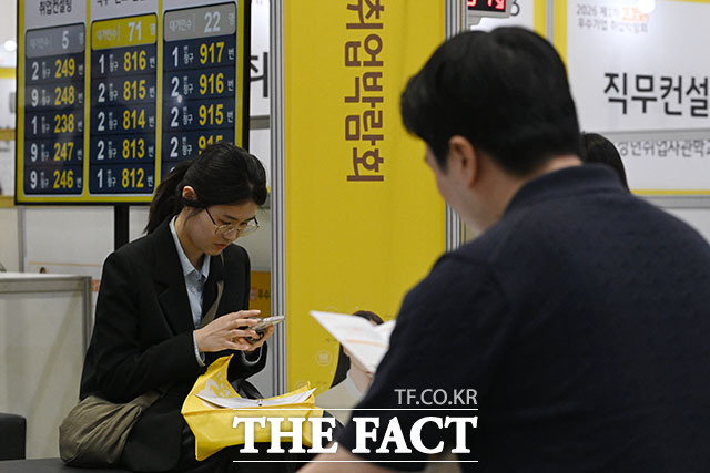 ‘2026 1차 KB굿잡 우수기업 취업박람회’가 지난 4월 27일 오전 서울 강남구 삼성동 코엑스에서 열린 가운데 구직자들이 상담을 기다리고 있다./서예원 기자