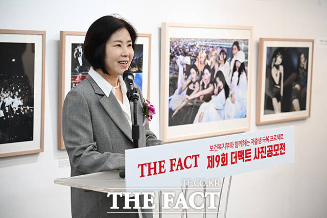보건복지부와 더팩트가 함께하는 제9회 더팩트 사진 공모전 <사진이 '더' 팩트다> 시상식이 9일 오후 서울 마포구 레드로드 예술실험센터에서 열린 가운데 김미애 국민의힘 의원이 축사를 하고 있다. /남윤호 기자