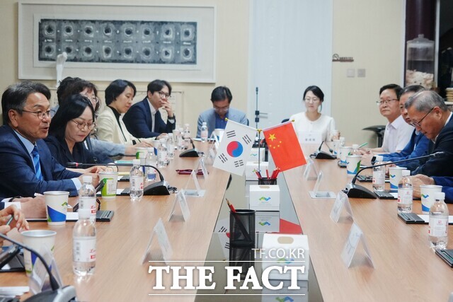 강기정 광주시장(왼쪽 첫 번째) 등 광주시 방문단이 중국 민간 외교정책 연구 기관인 차하얼학회를 방문해 한·중 관계 회복을 모색했다. /광주시