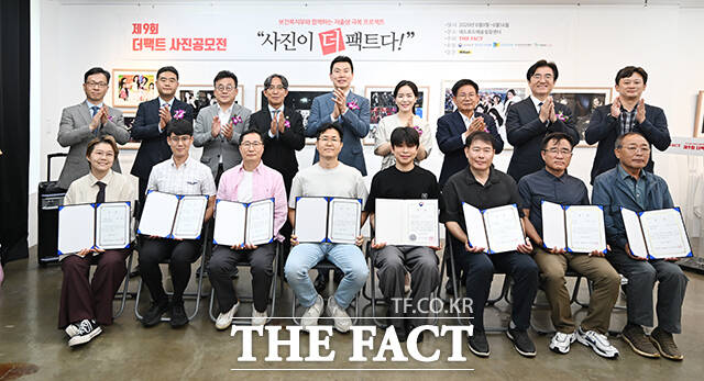 '일터로' 작품으로 대상을 수상한 정철재 씨(왼쪽)가 참석 내빈들에게 사진 설명을 하고 있다. 오른쪽부터 김성회 더불어민주당 의원, 이주영 개혁신당 의원, 김상규 더팩트 대표이사, 김기정 한국인터넷신문협회장. /남윤호 기자