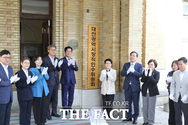 민선9기 대전시장직 인수위원회가 9일 공식 출범한 가운데 허태정 대전시장 당선인을 비롯한 인수위원들이 현판식을 진행하고 있다. /정예준 기자