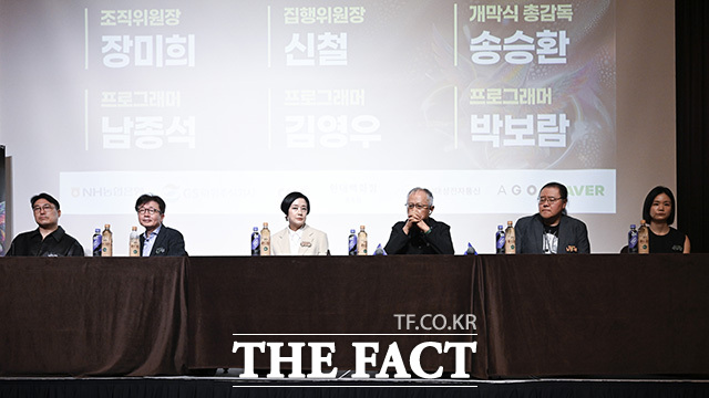 김영우 제30회 부천국제판타스틱영화제(BIFAN) 프로그래머, 신철 BIFAN 집행위원장, 장미희 BIFAN 조직위원장, 송승환 PMC프러덕션 예술총감독, 남종석, 박보람 BIFAN 프로그래머(왼쪽부터)가 9일 오전 서울 마포구 서울가든호텔 그랜드볼룸에서 열린 BIFAN 공식 기자회견에 참석해 취재진의 질의를 듣고 있다. /송호영 기자