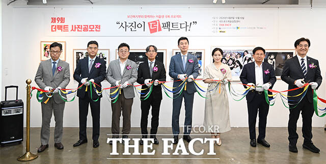 '일터로' 작품으로 대상을 수상한 정철재 씨(왼쪽)가 참석 내빈들에게 사진 설명을 하고 있다. 오른쪽부터 김성회 더불어민주당 의원, 이주영 개혁신당 의원, 김상규 더팩트 대표이사, 김기정 한국인터넷신문협회장. /남윤호 기자