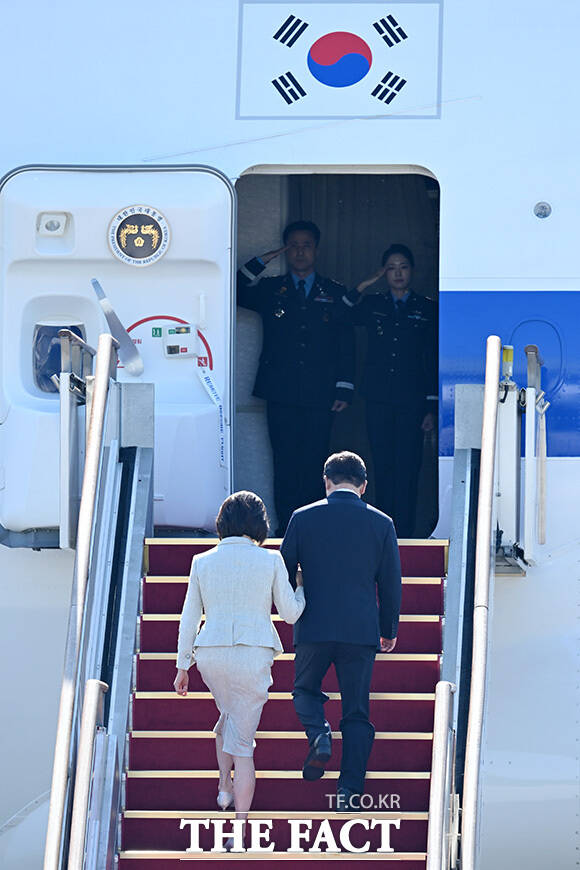 홍익표 정무수석과 강훈식 비서실장, 김민석 국무총리, 윤호중 행정안전부 장관 등 환송객과 공군 1호기 이동하는 이재명 대통령 부부.