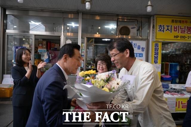 백성현 논산시장이 8일 논산화지중앙시장을 방문해 상인들을 만나고 있다. /논산시