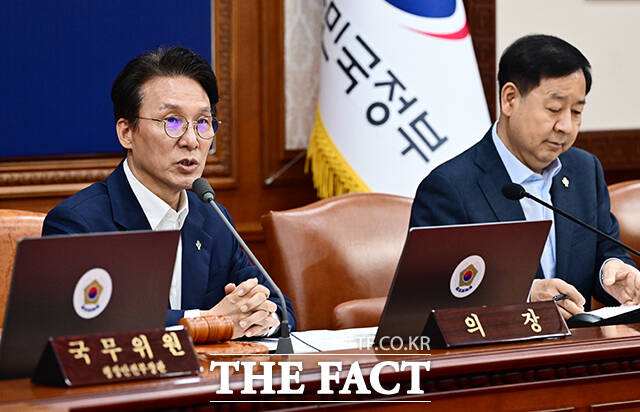 김민석 국무총리(왼쪽)가 9일 오전 서울 종로구 정부서울청사에서 열린 국무회의 겸 비상경제본부회의에 참석해 모두발언을 하고 있다. /임영무 기자