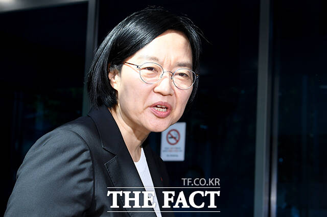 한성숙 국무총리 후보자가 9일 오전 서울 종로구 금융감독원 연수원에 마련된 인사청문회 준비 사무실로 출근하며 취재진의 질문에 답하고 있다. /박상민 기자