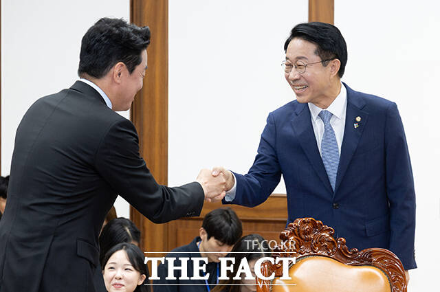 강훈식 대통령 비서실장이 9일 오전 서울 여의도 국회를 찾아 조정식 국회의장을 예방하며 인사말을 하고 있다. 왼쪽부터 정을호 정무비서관, 홍익표 정무수석, 강 비서실장, 조 의장.