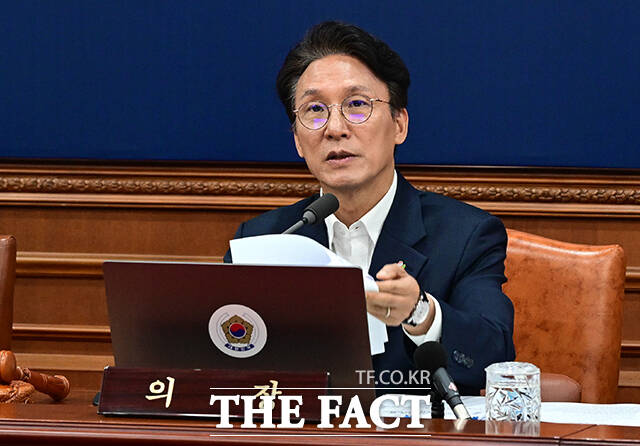김민석 국무총리(왼쪽)가 9일 오전 서울 종로구 정부서울청사에서 열린 국무회의 겸 비상경제본부회의에 참석해 모두발언을 하고 있다. /임영무 기자