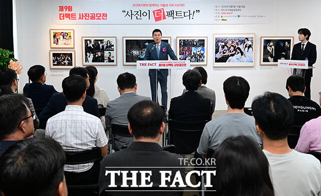 김상규 더팩트 대표이사가 9일 오후 서울 마포구 레드로드 예술실험센터 열린 제9회 더팩트 사진 공모전 <사진이 '더' 팩트다> 시상식에 참석해 개회사를 하고 있다. /박헌우 기자