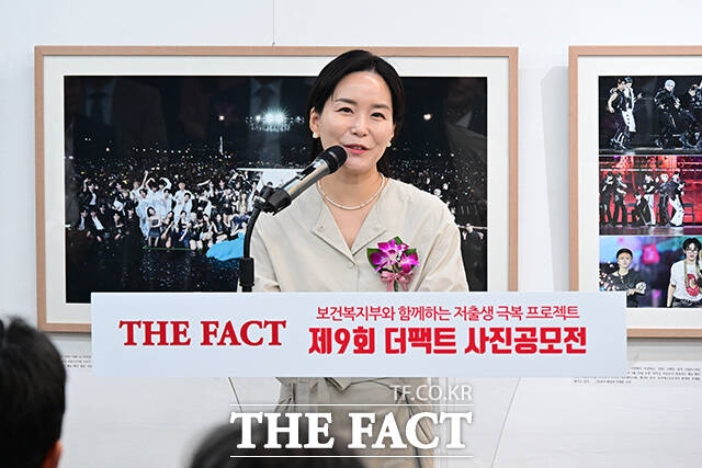 보건복지부와 더팩트가 함께하는 제9회 더팩트 사진 공모전 <사진이 '더' 팩트다> 시상식이 9일 오후 서울 마포구 레드로드 예술실험센터에서 열린 가운데 이주영 개혁신당 의원이 축사를 하고 있다. /서예원 기자