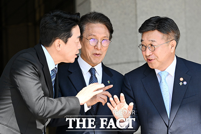 홍익표 정무수석과 강훈식 비서실장, 김민석 국무총리, 윤호중 행정안전부 장관 등 환송객과 공군 1호기 이동하는 이재명 대통령 부부.